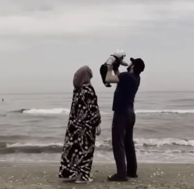 история любви мусульман. смешанные пару мест на траве улыбки и объятия.  женщина в хиджабе смотрит на своего мужчину. реклама Стоковое Изображение -  изображение насчитывающей отношение, смешанно: 222162869