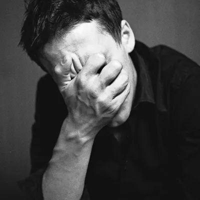 Азиатский мужчина плачет печально Стоковое Изображение - изображение  насчитывающей озадаченный, персона: 165022445