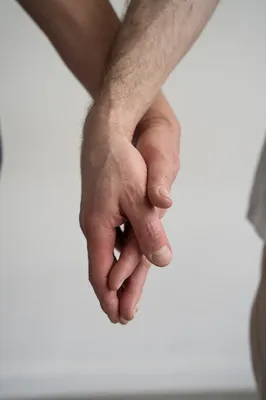 Картинка мужской и женской руки, связанных вместе