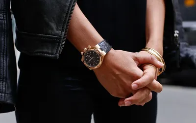 Изображение мужских часов на женской руке