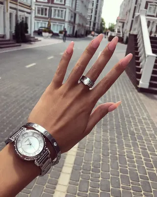 Изображение мужских часов на женской руке в черно-белом стиле