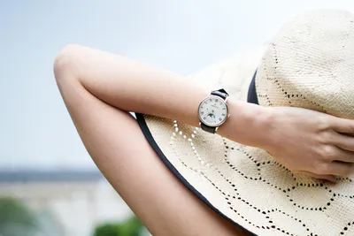 Картинка мужских часов на женской руке в стиле минимализма