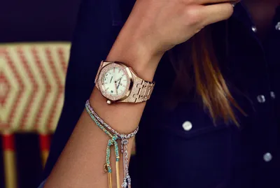 Изображение мужских часов на женской руке в стиле ретро