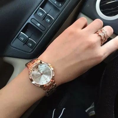 Фотография мужских часов на женской руке для публикации в соцсетях