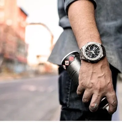 Мужские часы на женской руке: фото в формате WebP