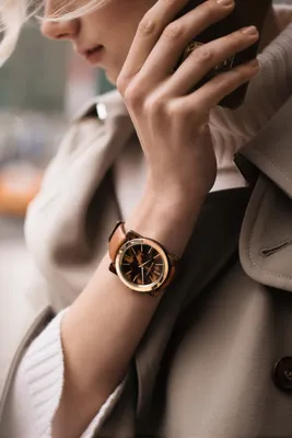 Мужские часы на женской руке: качественное изображение в формате JPG