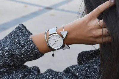 Мужские часы на женской руке: фото для скачивания в формате PNG