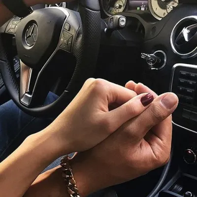 Дуэт рук в автомобиле: мужское и женское сотрудничество
