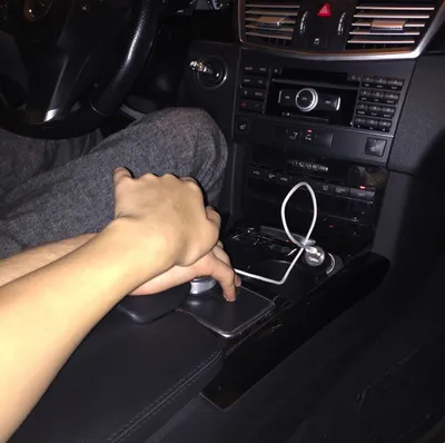Мужская и женская руки на руле: фото в машине