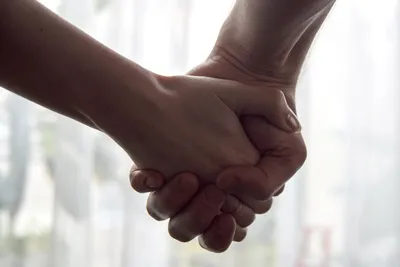 Руки, объединяющиеся в любви