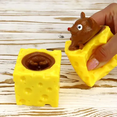 маленькая мышка в желтом сидит на кусочке сыра Фон Обои Изображение для  бесплатной загрузки - Pngtree