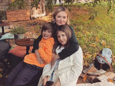 Надежда Михалкова отдыхает с детьми на природе - Экспресс газета
