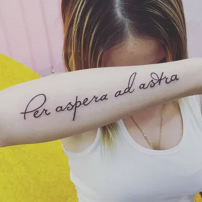Надписи на руке: татуировки, которые меняются каждый день