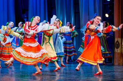 Самопляс - Современные русские народные танцы, так же, как и танцы наших  предков отличаются детской наивностью, легкостью, поэтичностью. Когда  видишь исполнение народного танца, невольно осознаешь, что такие движения и  рисунки могли родиться