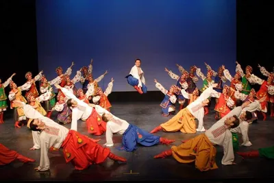 Хореографическая Студия \"Синяя птица\" - Народный танец - душа, отражение  характера и духа народа! Вольные и гордые кавказские горцы парят в своих  плясках, балканские народы, сплочённые многовековым игом Османской империи,  танцуют все