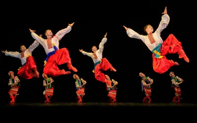 Русский народный танец, изолированный на белизне Стоковое Изображение -  изображение насчитывающей платье, танцор: 49751831