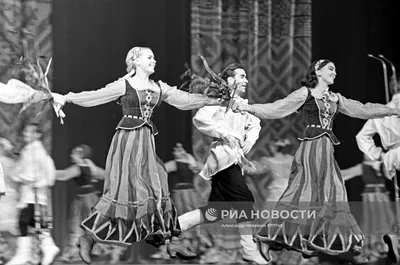 Театр Танца Наталии Булах - Украинский народный танец и его история  Украинский народный танец и его историяНа протяжении всей истории  украинского народа развивался и обогащался новыми оттенками и настроениями  и украинский народный
