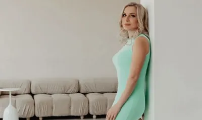 Какая же красивая: похудевшая Анастасия Дашко из «Дома-2» обнажила плечи в  платье с драпировкой и рукавами-колоколами