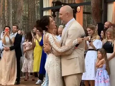 Свадьба Потапа и Насти в фото и видео: чувственные поцелуи у алтаря и  совместный танец — Гламур