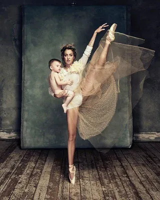 Мама может: балерина Анастасия Меськова встала на пуанты с 2-летним сыном  Савелием на руках | WMJ.ru