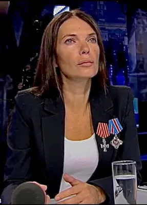 Анастасия Михайловская - символ Евразийского союза - шагает по Донецку