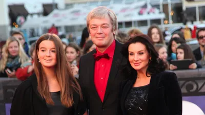 Внучка актера Олега Стриженова вышла замуж за отца своего шестого ребенка