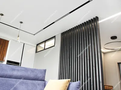 Изображение натяжного потолка, придающего комнате свежий вид