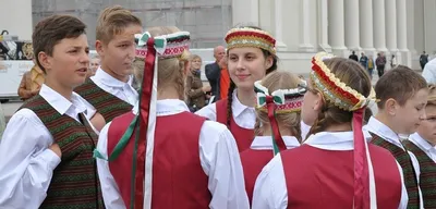 Украинский национальный танцевальный костюм: рубаха, жилетка, юбка с  рисунком и венок.