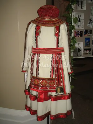 Якутский национальный костюм.: платье, повязка на голову, подъюбник,  \"торбаса\" на ноги.
