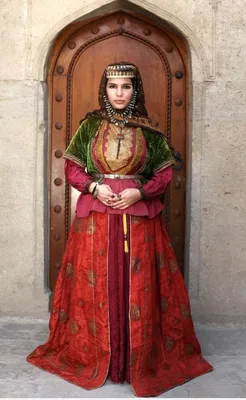 Национальный азербайджанский женский костюм | Azerbaijan clothing,  Historical costume, Traditional outfits