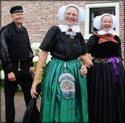 FolkCostume: Overview of the Costumes and Embroidery of Breizh, Brittany or  Bretagne | European costumes, National clothes, Culture clothing