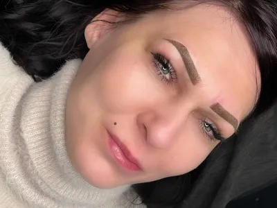 Натуральный татуаж бровей на красивом изображении
