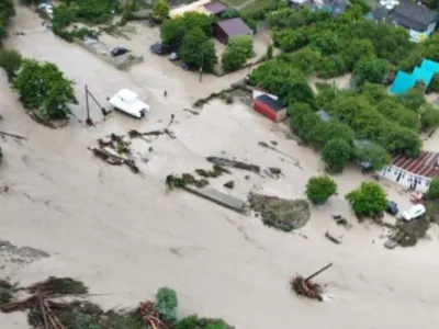 В Приморье — крупное наводнение: в Уссурийске прорвало недостроенную дамбу,  в нескольких районах ввели режим ЧС Утонули двое детей, затопило десятки  населенных пунктов — Meduza