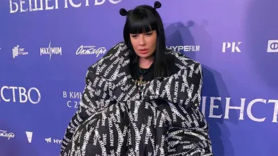 Скрывает беременность? Ведущая «Дома-2» Нелли Ермолаева в огромном  пальто-одеяле предстала на публике