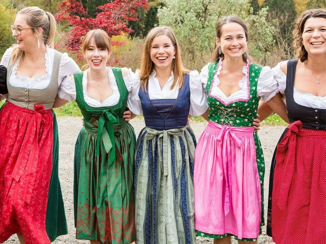 Видео женщины в германии. Дирндль национальный костюм Германии. Дирндль Октоберфест. Традиционное немецкое платье дирндль. Национальные костюмы Германии женский дирндль.