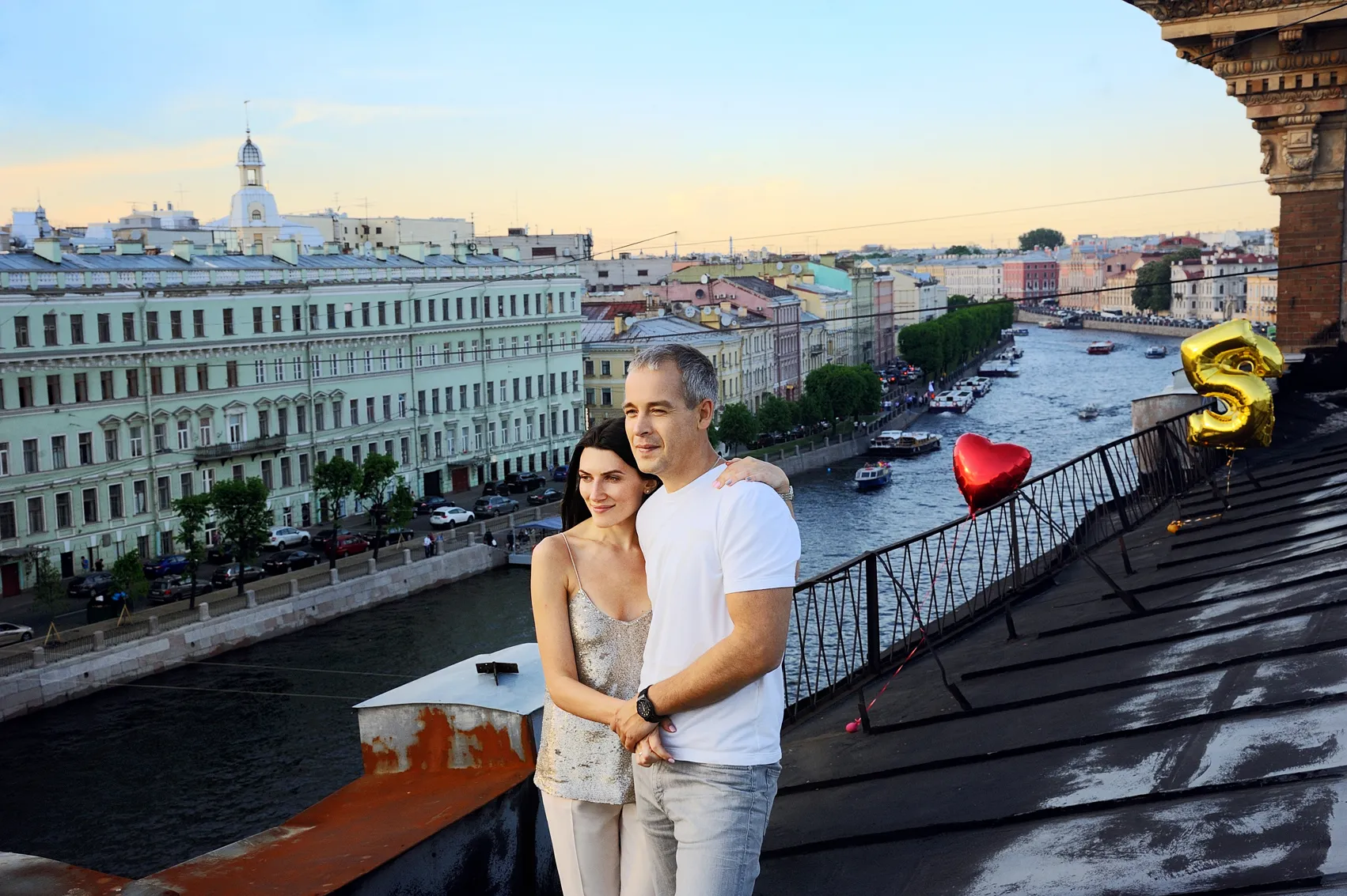 Красивые девушки Санкт-Петербурга. Фотосессия на крыше. Фотосессия на фоне Питера. Парочки в Петербурге. Полет спб на двоих