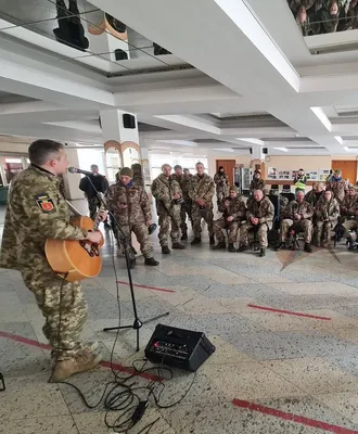 Война в Украине: Коля Серга показал, как стреляет из винтовки — фото —  Гламур