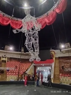 Изображения Никулина клоуна на фоне цирковых декораций