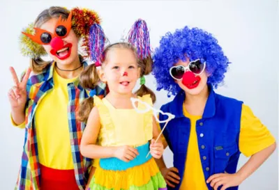 Фотография клоуна в новогоднем костюме для поздравления близких