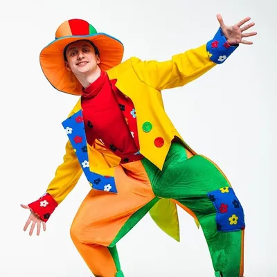 Фотография клоуна в новогоднем наряде