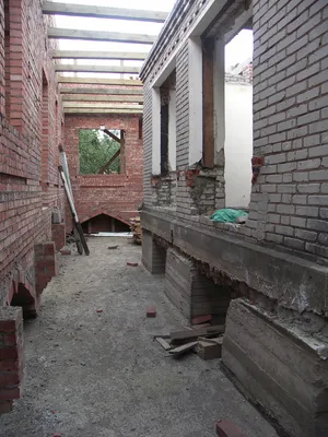 Старый кирпичный дом стоит на новом фундаменте, а вокруг него с  использованием его стен, строиться новый | Архитектор. Проектирование  загородных домов. Москва