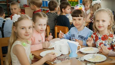 Симпатичные маленькие дети едят вкусный обед в детском саду :: Стоковая  фотография :: Pixel-Shot Studio