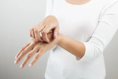 Облезающая кожа на пальцах рук: фото для дерматологов