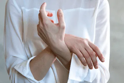 Фото Облазит кожа на пальцах рук в черно-белом стиле