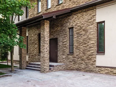 Отделка дома фасадным камнем, облицовка фасада загородного дома, этапы  монтажа, цены в Москве