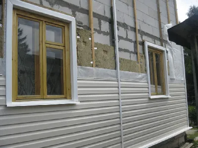 Отделка фасадов домов виниловым сайдингом, монтаж цокольных панелей
