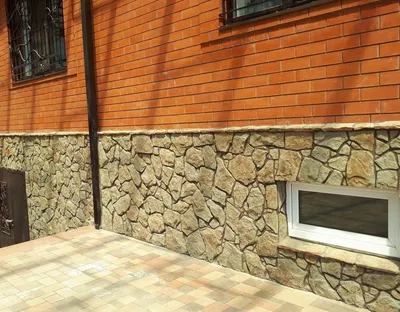 Облицовка цоколя и фундамента дома декоративным искусственным камнем ДекКам  (фото)
