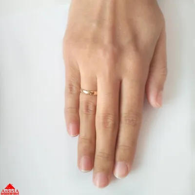 Обручальное кольцо 3 мм на руке фотографии