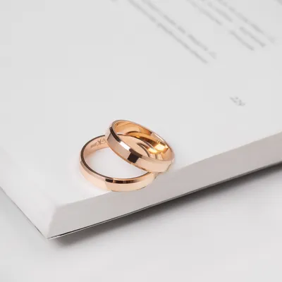 Обручальное кольцо 3 мм на руке в золотом цвете