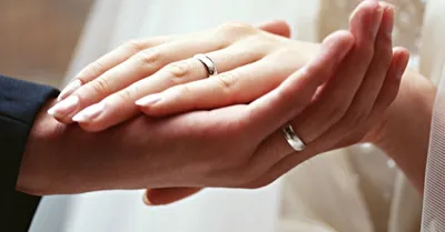 Обручальное кольцо на руке: красивая картинка